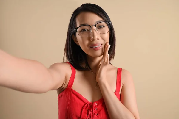 Mulher Asiática Bonita Óculos Elegantes Tomando Selfie Fundo Bege — Fotografia de Stock