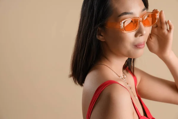 Belle Femme Asiatique Dans Des Lunettes Soleil Élégantes Sur Fond — Photo