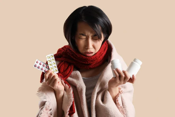 Malade Femme Asiatique Avec Des Pilules Sur Fond Beige — Photo
