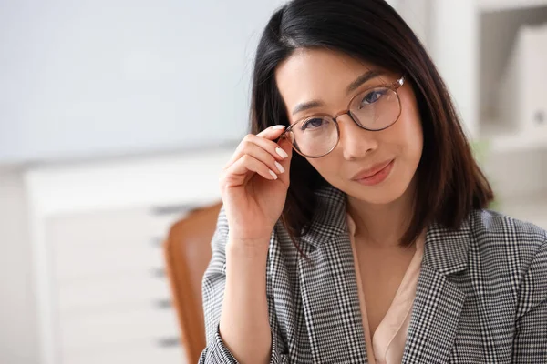 Mulher Negócios Asiática Bonita Óculos Elegantes Escritório Close — Fotografia de Stock