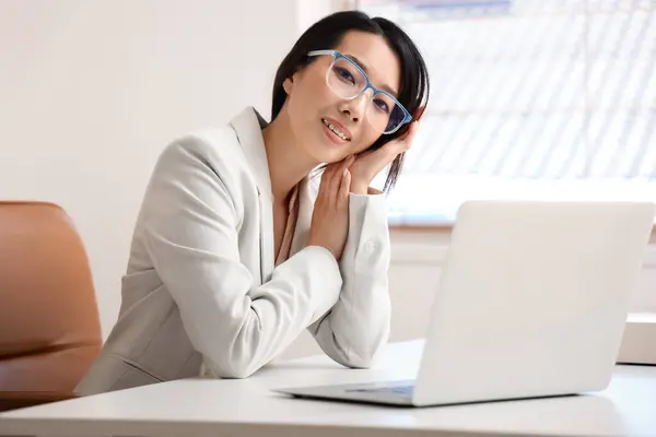 Vacker Asiatisk Affärskvinna Snygga Glasögon Kontoret — Stockfoto