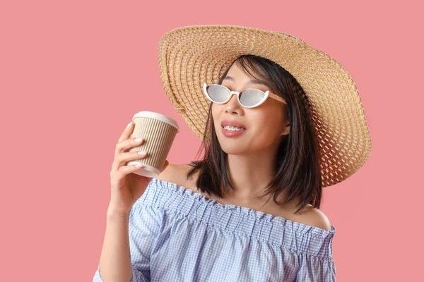 Krásná Asijská Žena Stylové Sluneční Brýle Šálkem Kávy Růžovém Pozadí — Stock fotografie