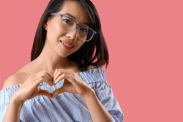 Mulher Asiática Bonita Óculos Fazendo Coração Com Mãos Fundo Rosa — Fotografia de Stock