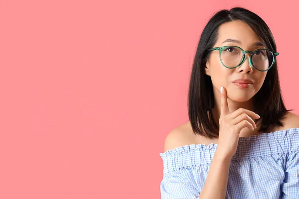 Mulher Asiática Cuidadosa Óculos Elegantes Fundo Rosa Close — Fotografia de Stock