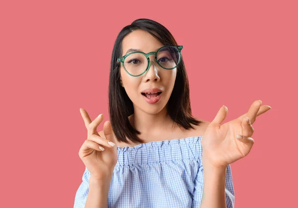 Vacker Asiatisk Kvinna Snygga Glasögon Rosa Bakgrund — Stockfoto