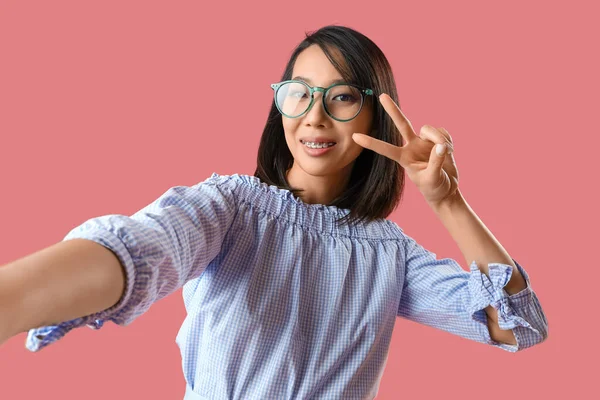 Mulher Asiática Bonita Óculos Elegantes Tomando Selfie Fundo Rosa — Fotografia de Stock