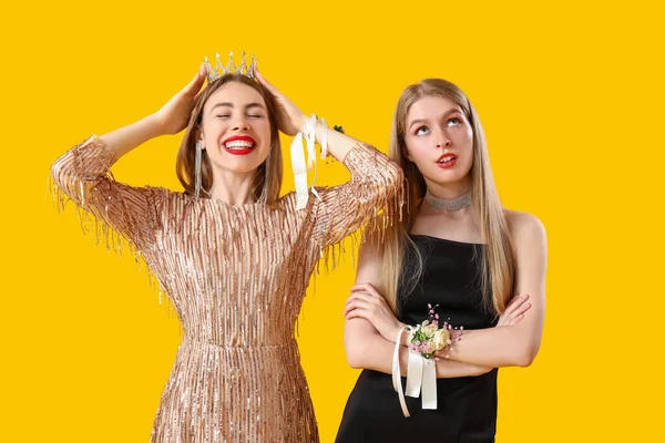 Prom Queen Her Friend Yellow Background — Stock Photo, Image