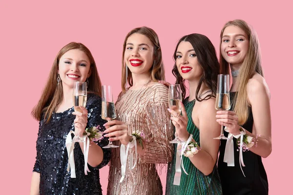 Giovani Donne Vestite Ballo Con Bicchieri Champagne Sfondo Rosa — Foto Stock