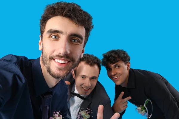 Mladí Muži Oblečení Ples Selfie Modrém Pozadí Detailní Záběr — Stock fotografie
