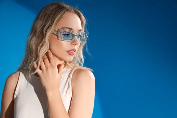 Jovem Mulher Óculos Sol Elegantes Fundo Azul Close — Fotografia de Stock