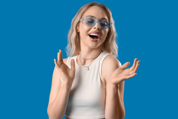 Junge Frau Mit Stylischer Sonnenbrille Auf Blauem Hintergrund — Stockfoto