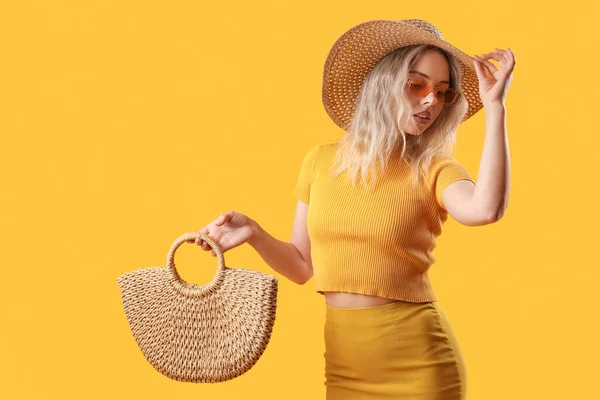 Ung Kvinna Snygga Solglasögon Med Väska Orange Bakgrund — Stockfoto