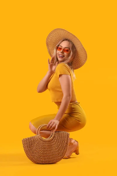 Giovane Donna Elegante Occhiali Sole Con Borsa Sfondo Arancione — Foto Stock