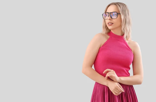Mujer Joven Con Gafas Vista Elegantes Sobre Fondo Claro —  Fotos de Stock