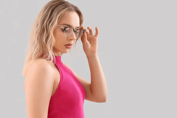 Młoda Kobieta Stylowych Okularach Jasnym Tle Zbliżenie — Zdjęcie stockowe