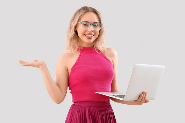 Jonge Vrouw Stijlvolle Bril Met Laptop Lichte Achtergrond — Stockfoto