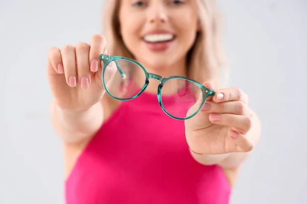 Jovem Mulher Óculos Elegantes Fundo Claro Close — Fotografia de Stock