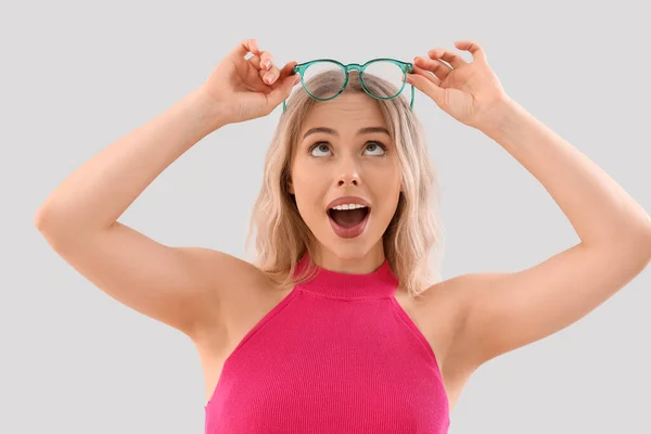 Surpreendida Jovem Mulher Óculos Elegantes Fundo Claro — Fotografia de Stock