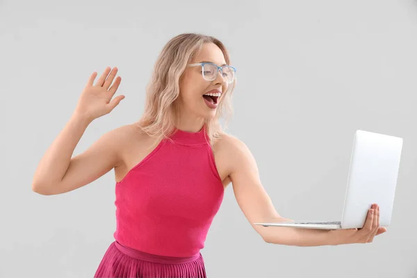 Młoda Kobieta Stylowych Okularach Laptopem Jasnym Tle — Zdjęcie stockowe