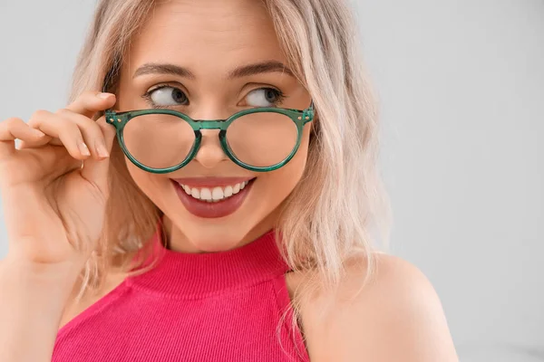 Ung Kvinna Snygga Glasögon Ljus Bakgrund Närbild — Stockfoto