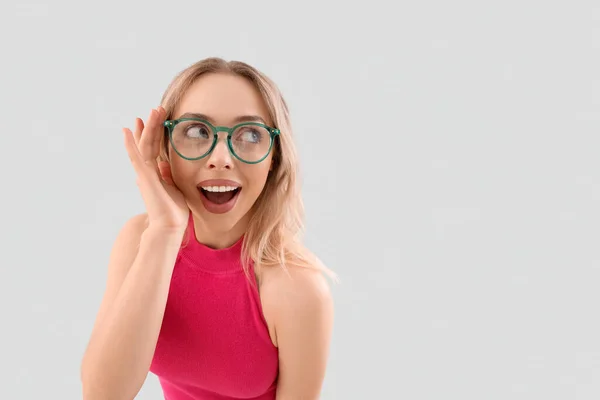 Hafif Arka Planda Gözlüklü Mutlu Bir Genç Kadın — Stok fotoğraf
