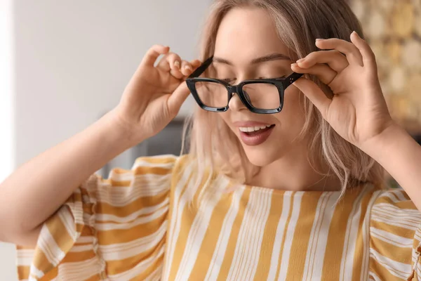 Ung Kvinna Med Snygga Glasögon Kontoret Närbild — Stockfoto