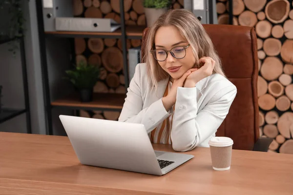 Young Businesswoman Working Laptop Office — Stock Photo, Image