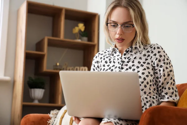 Young Woman Stylish Eyeglasses Using Laptop Home — Stock Photo, Image