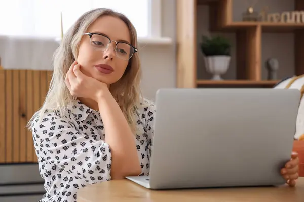 Jovem Mulher Óculos Elegantes Usando Laptop Casa — Fotografia de Stock