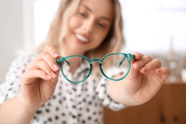 Mladá Žena Stylovými Brýlemi Doma Detailní Záběr — Stock fotografie