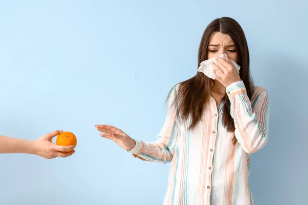 Mujer Joven Alérgica Mano Femenina Con Naranja Sobre Fondo Azul — Foto de Stock