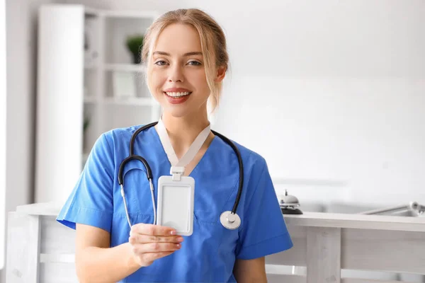 Vrouwelijke Medische Stagiaire Met Badge Kliniek — Stockfoto