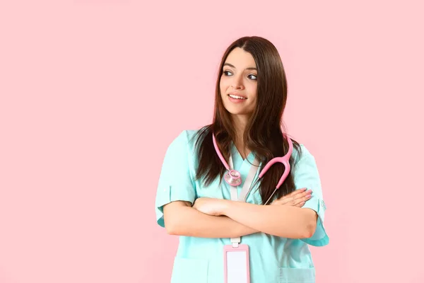 Praktykantka Medyczna Stetoskopem Różowym Tle — Zdjęcie stockowe