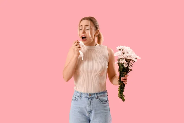 Allergische Jonge Vrouw Met Bloemen Roze Achtergrond — Stockfoto