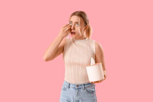 Jeune Femme Allergique Avec Boîte Tissu Sur Fond Rose — Photo