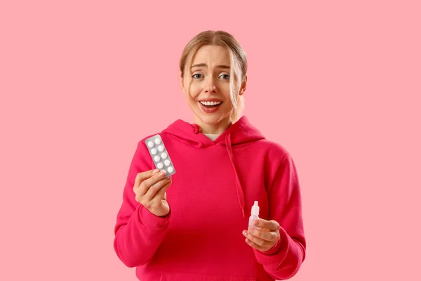 Allergische Junge Frau Mit Pillen Und Tropfen Auf Rosa Hintergrund — Stockfoto