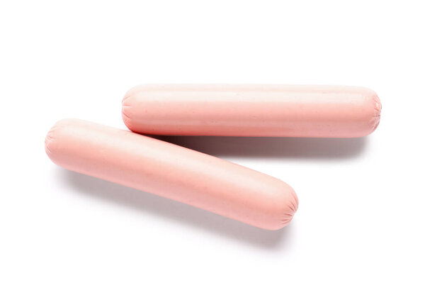 Вкусные тонкие сосиски на белом фоне