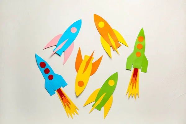 Cohetes Papel Color Sobre Fondo Blanco — Foto de Stock