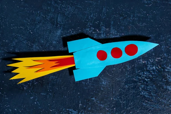 Koyu Grunge Arkaplanda Mavi Kağıt Roket — Stok fotoğraf