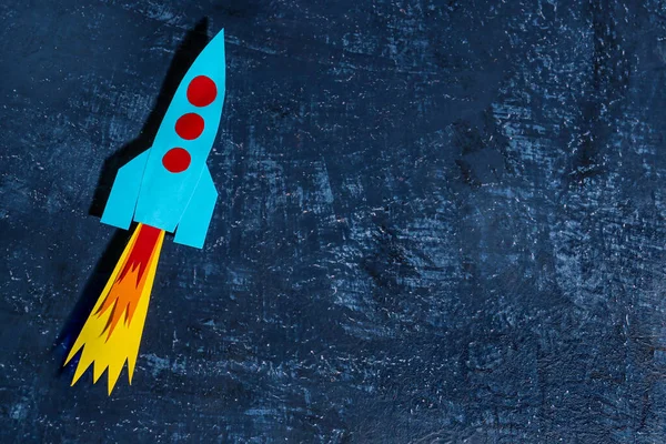 Блакитна Паперова Ракета Темному Гранжевому Фоні — стокове фото