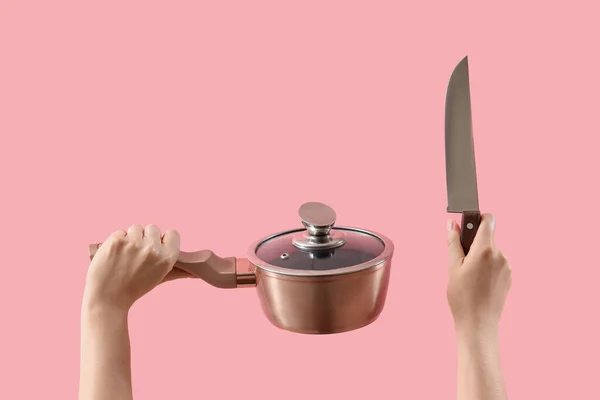 Vrouwelijke Handen Houden Kookpot Mes Roze Achtergrond — Stockfoto