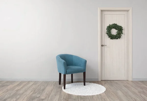 Cozy Blue Armchair Door Wreath White Wall — Stock Photo, Image