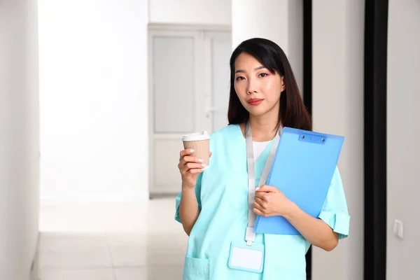Vrouwelijke Aziatische Medische Stagiaire Met Klembord Kopje Koffie Kliniek — Stockfoto