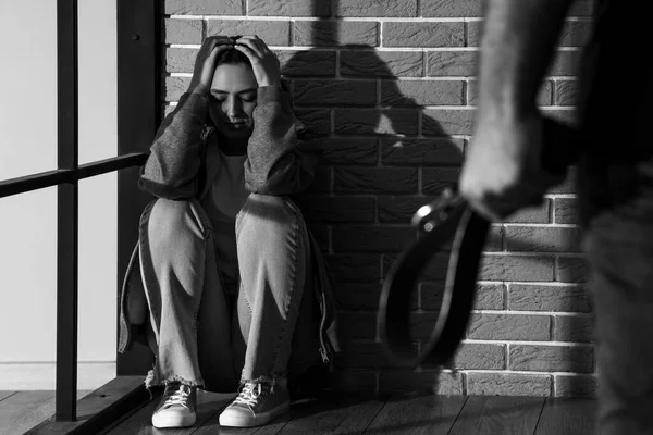 Mujer Joven Asustada Marido Con Cinturón Casa Concepto Violencia Doméstica —  Fotos de Stock