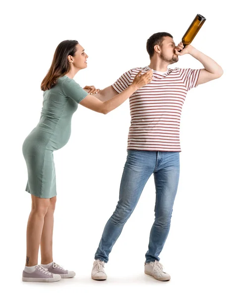 白い背景に酔った夫を持つ若い妊婦 家庭内暴力の概念 — ストック写真