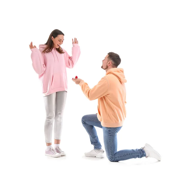 Junger Mann Macht Seiner Freundin Auf Weißem Hintergrund Einen Heiratsantrag — Stockfoto