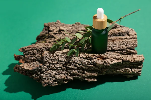 Botella Aceite Esencial Corteza Árbol Rama Eucalipto Sobre Fondo Verde —  Fotos de Stock
