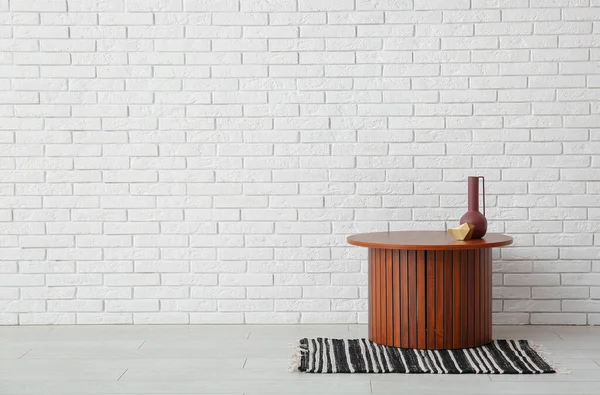 Wooden Coffee Table Empty Vase Decorative Figure White Brick Wall — Stock Photo, Image