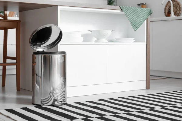 Membuka Tempat Sampah Logam Dekat Meja Bagian Dalam Dapur Modern — Stok Foto