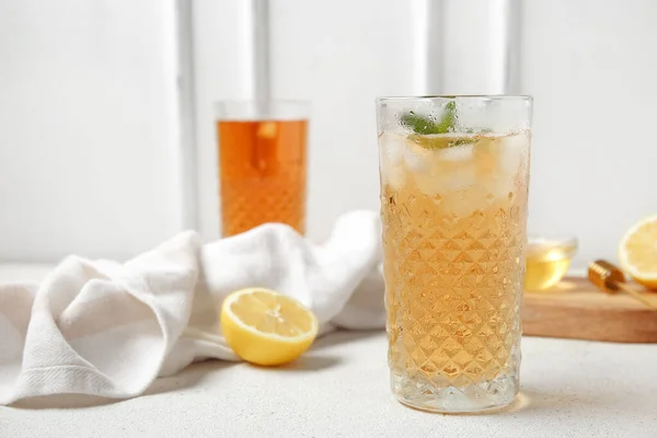 Glasses Ice Tea Board Lemon White Background — Stock Photo, Image